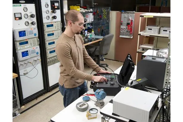 Fluke_3130-G2M Portable Pressure Calibrator